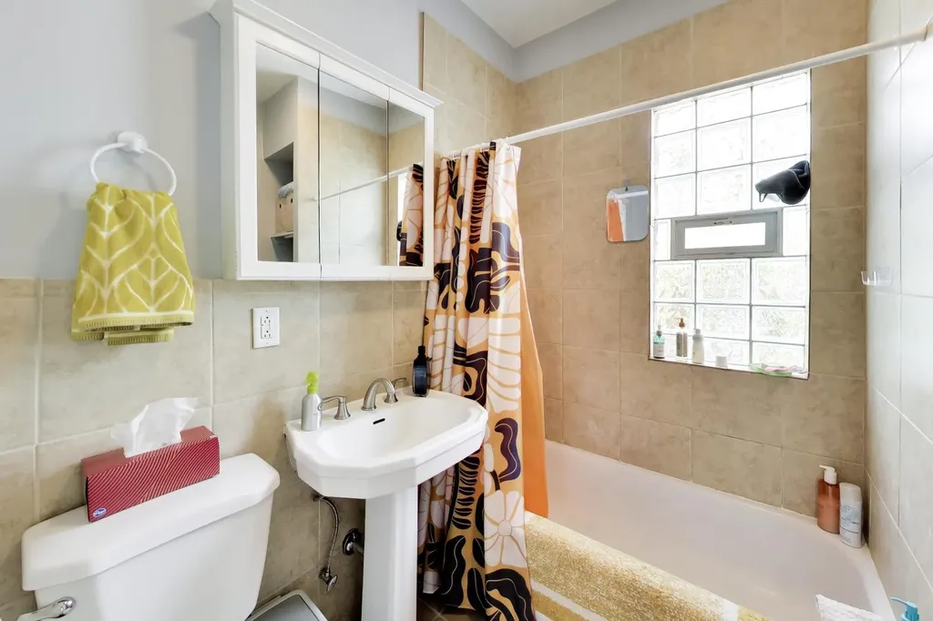 4825 West Hutchinson Street Chicago IL 60641