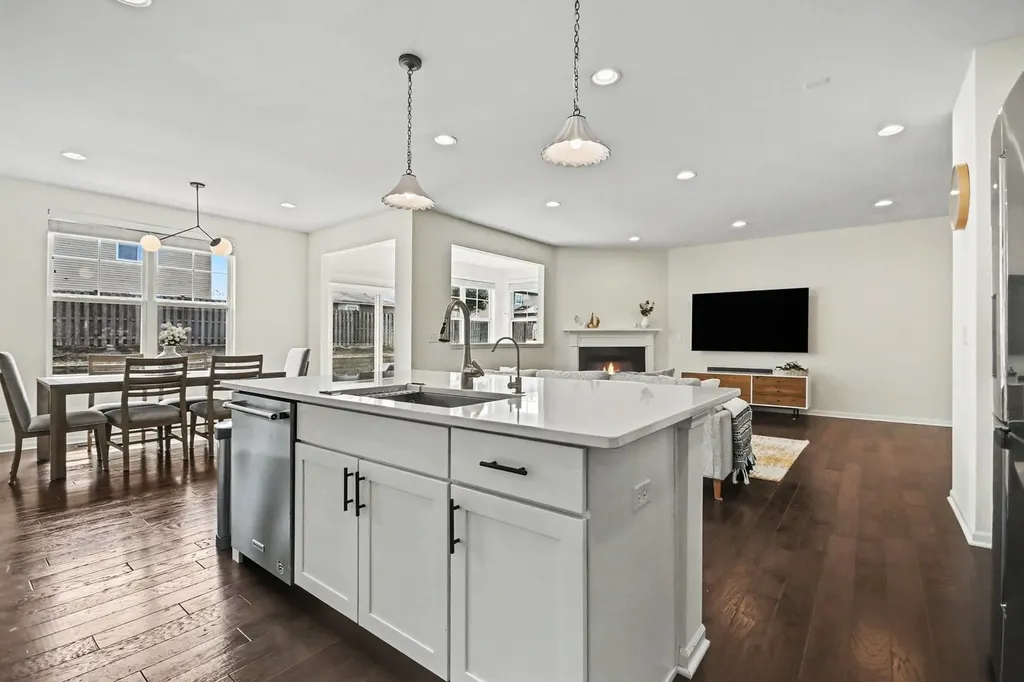 2515 Leander Court Woodridge IL 60517