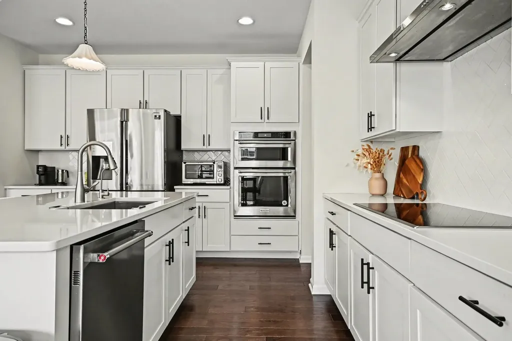 2515 Leander Court Woodridge IL 60517