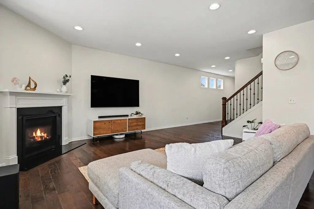 2515 Leander Court Woodridge IL 60517