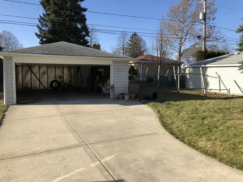 1674 Maple Street Des Plaines IL 60018