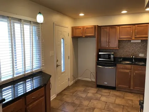 1674 Maple Street Des Plaines IL 60018