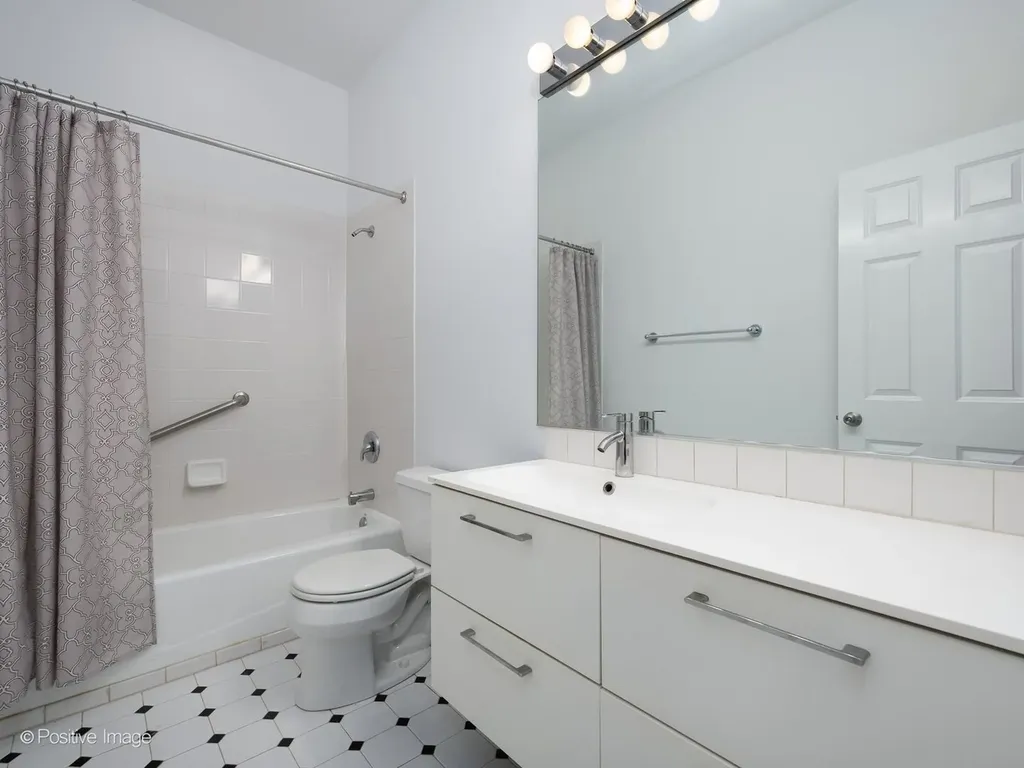 1947 West Evergreen Avenue Chicago IL 60622