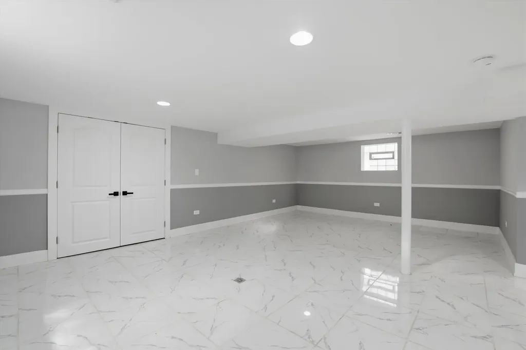 8641 South Kingston Avenue Chicago IL 60617