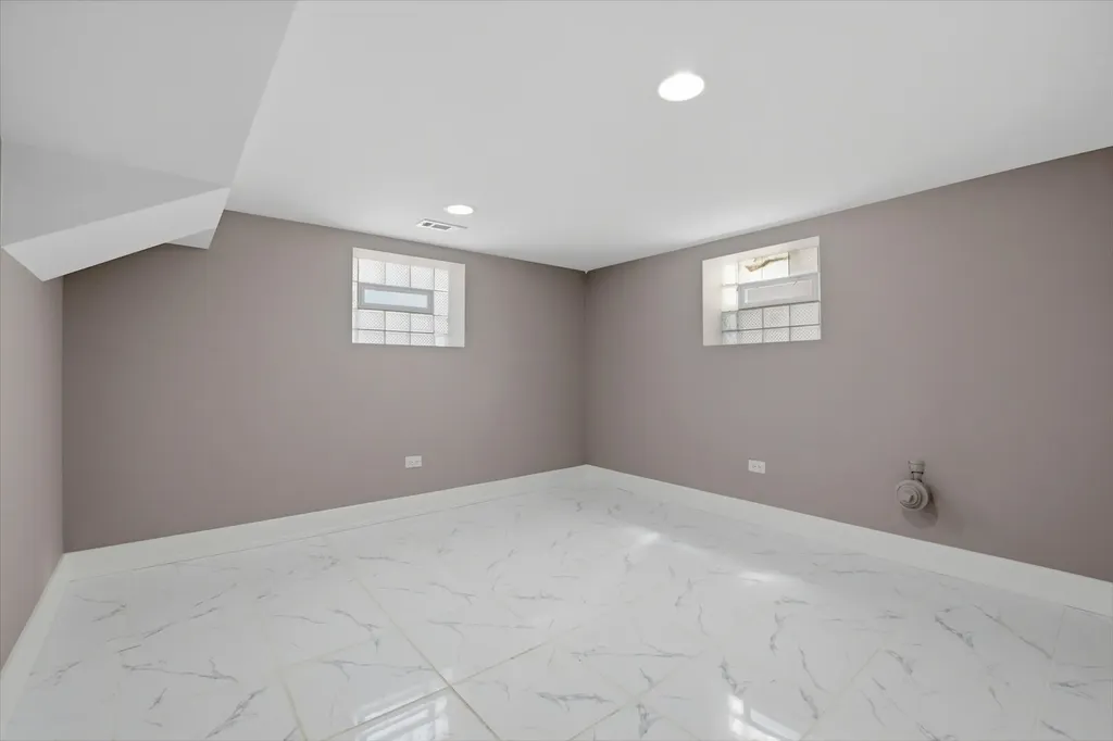 8641 South Kingston Avenue Chicago IL 60617