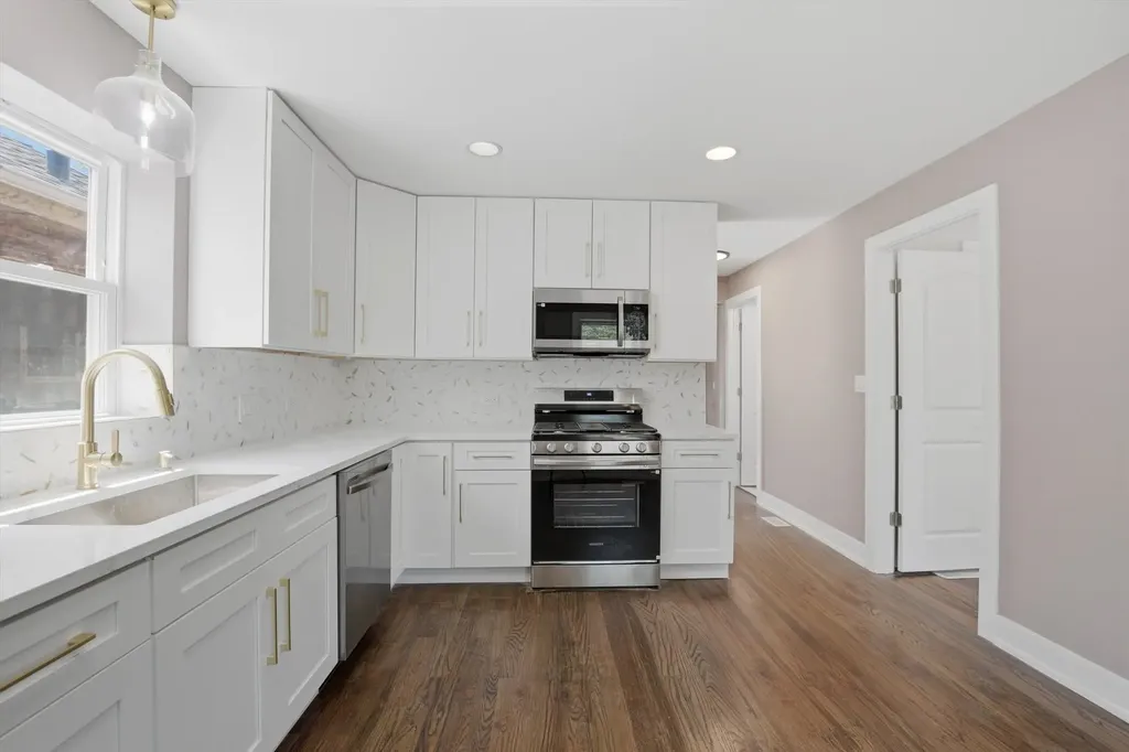 8641 South Kingston Avenue Chicago IL 60617