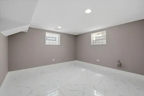 8641 South Kingston Avenue Chicago IL 60617