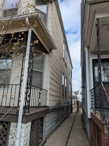 2440 West Warner Avenue Chicago IL 60618
