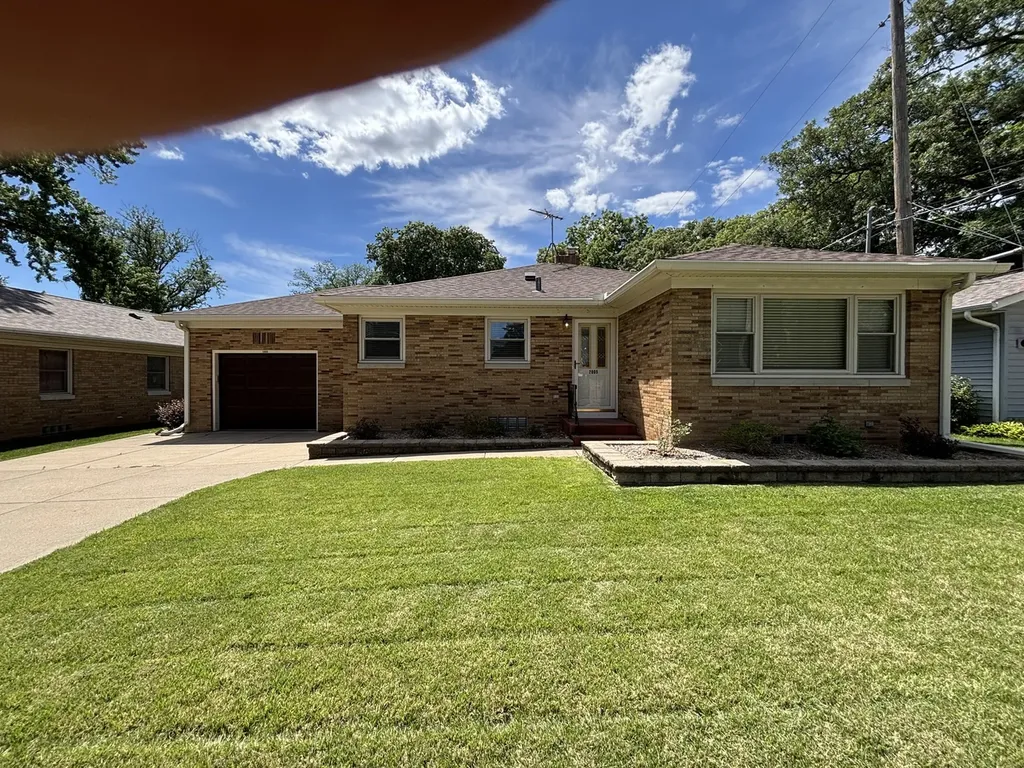 2005 8TH Street East Moline IL 61244