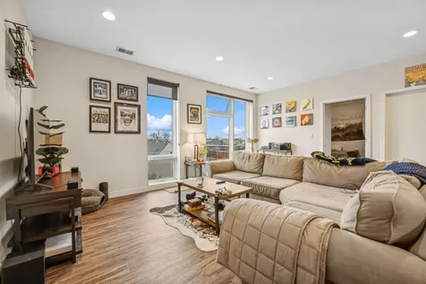1045 West Cornelia Avenue Chicago IL 60657