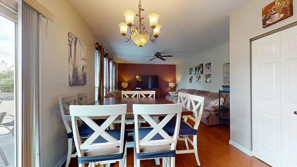 684 Huntington Drive Carol Stream IL 60188
