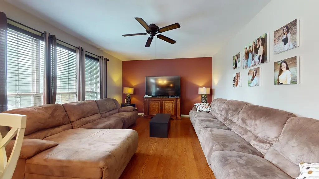 684 Huntington Drive Carol Stream IL 60188