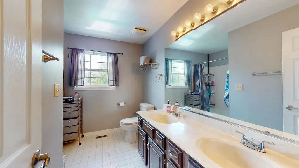684 Huntington Drive Carol Stream IL 60188