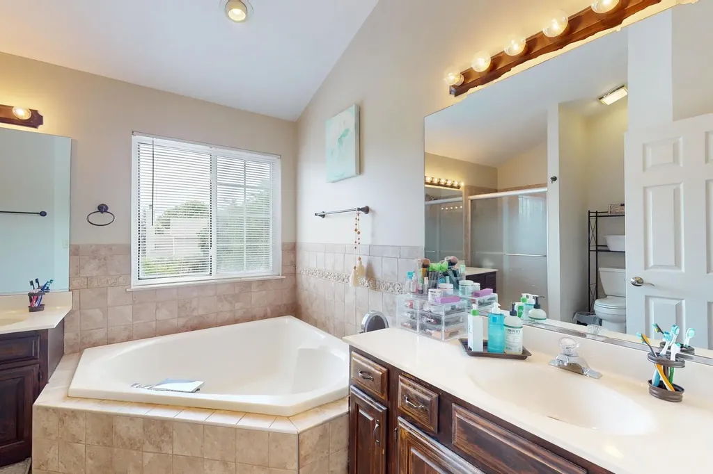 684 Huntington Drive Carol Stream IL 60188