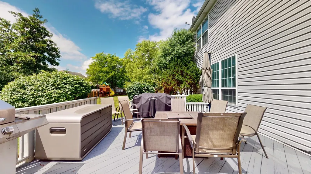 684 Huntington Drive Carol Stream IL 60188