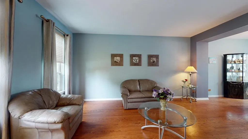 684 Huntington Drive Carol Stream IL 60188