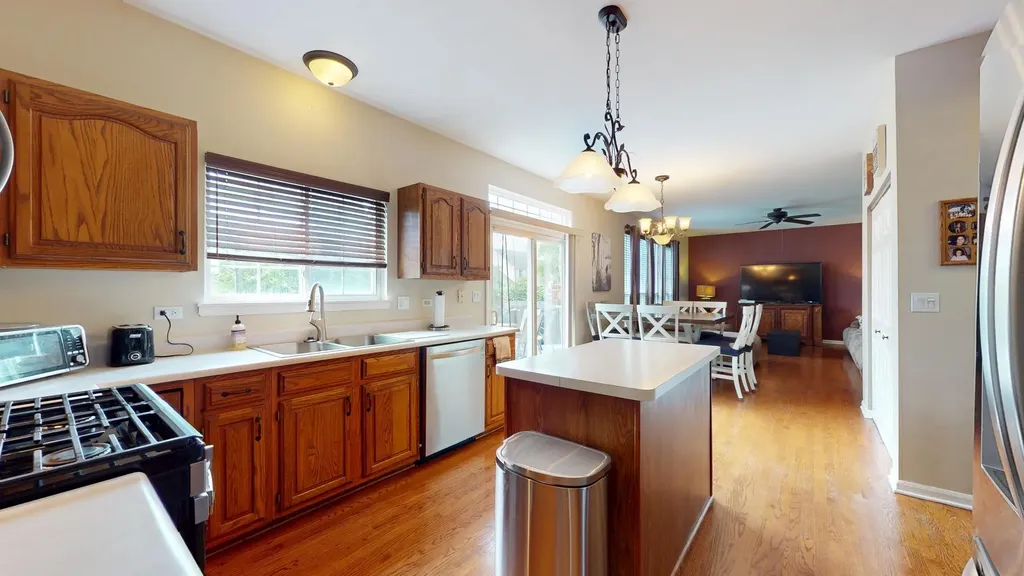 684 Huntington Drive Carol Stream IL 60188