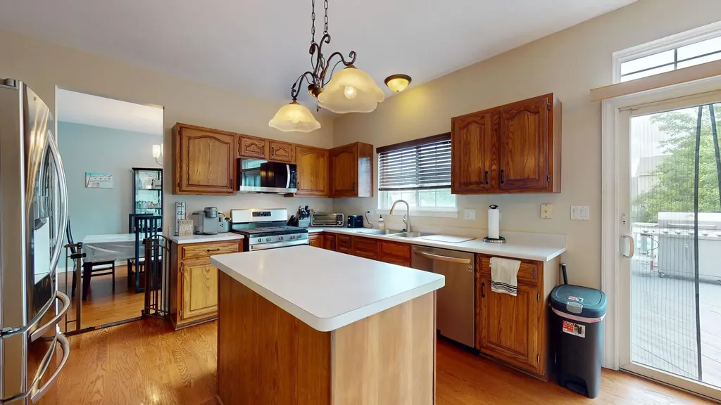 684 Huntington Drive Carol Stream IL 60188
