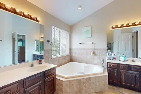 684 Huntington Drive Carol Stream IL 60188