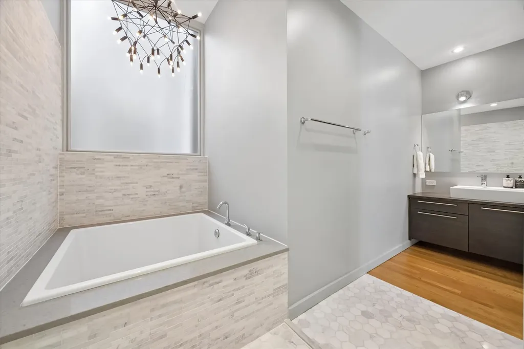 2028 West Division Street Chicago IL 60622