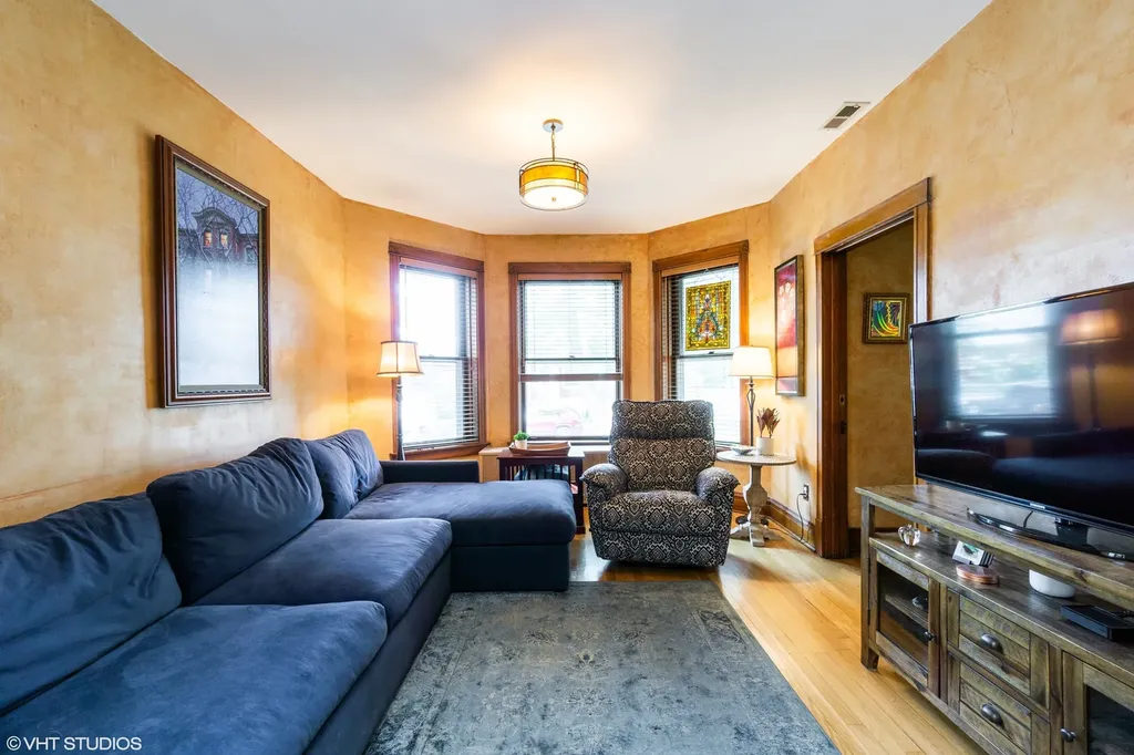 3255 North Kildare Avenue Chicago IL 60641