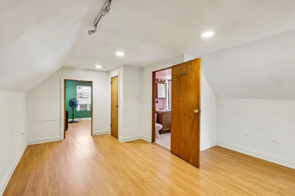 3234 West Haddon Avenue Chicago IL 60651
