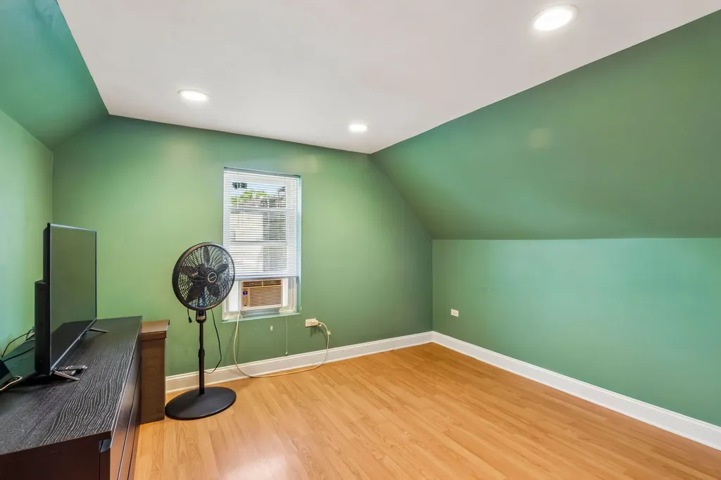 3234 West Haddon Avenue Chicago IL 60651