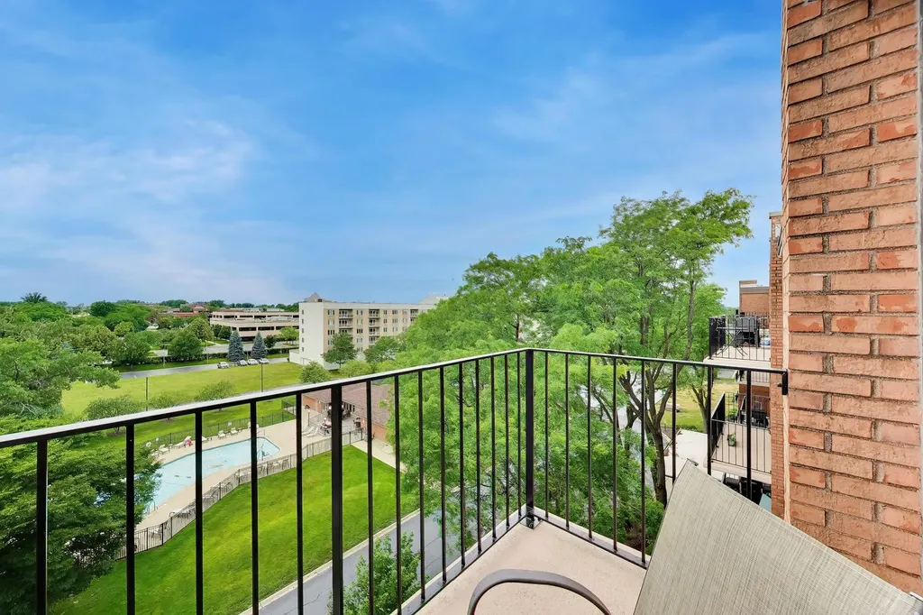 2000 Saint Regis Drive Lombard IL 60148
