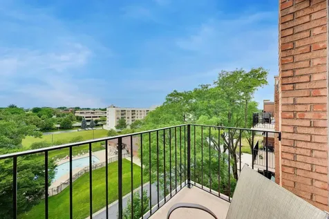 2000 Saint Regis Drive Lombard IL 60148