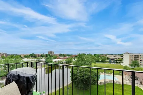 2000 Saint Regis Drive Lombard IL 60148