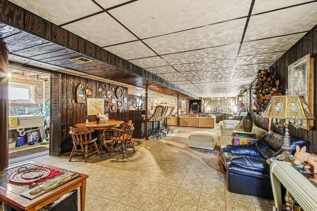 11503 South Avenue J Chicago IL 60617