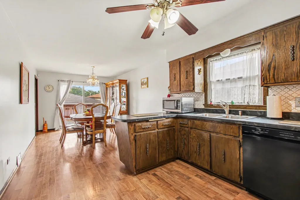 11503 South Avenue J Chicago IL 60617
