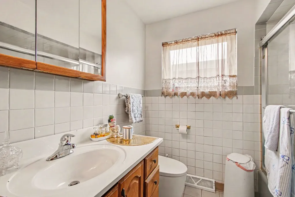 11503 South Avenue J Chicago IL 60617