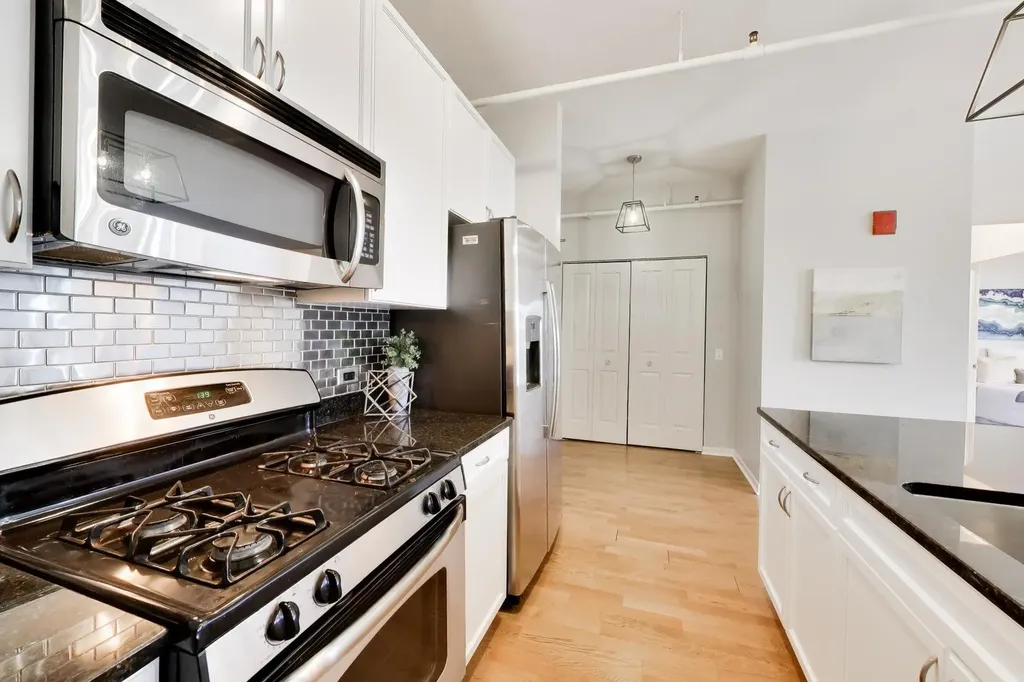 437 West Division Street Chicago IL 60610