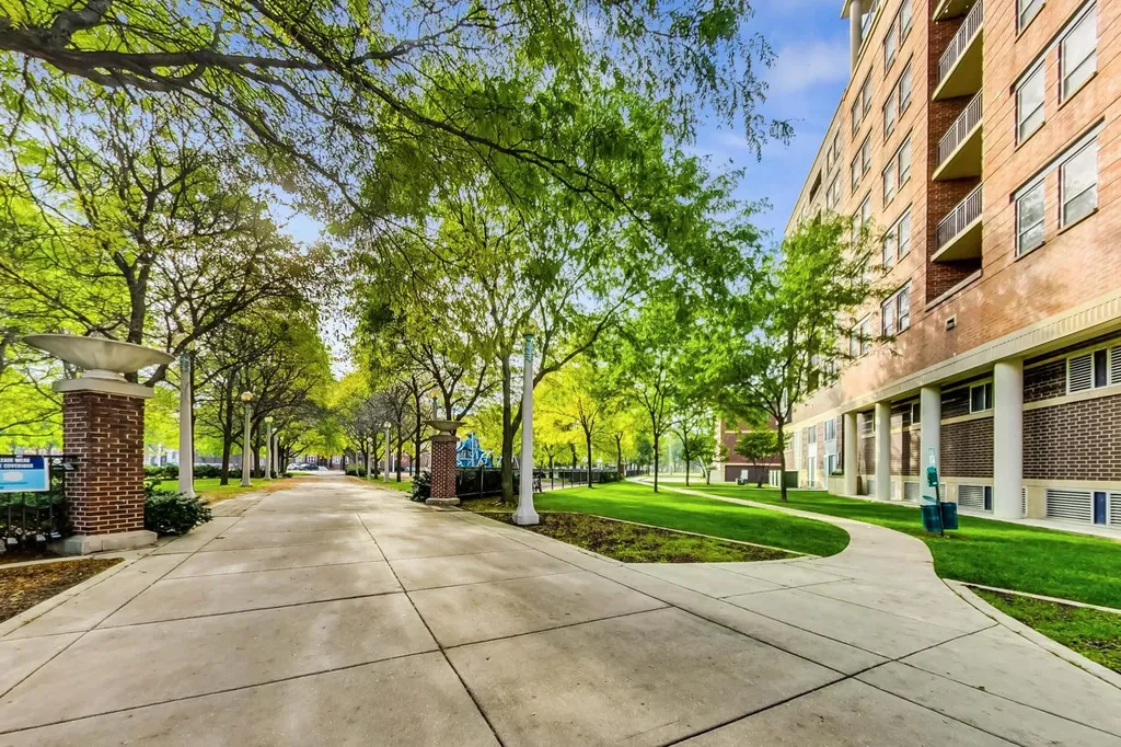 437 West Division Street Chicago IL 60610