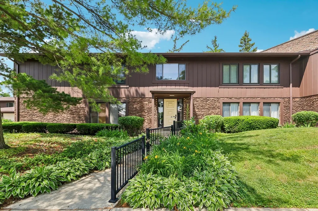 1320 Cass Lane W Westmont IL 60559