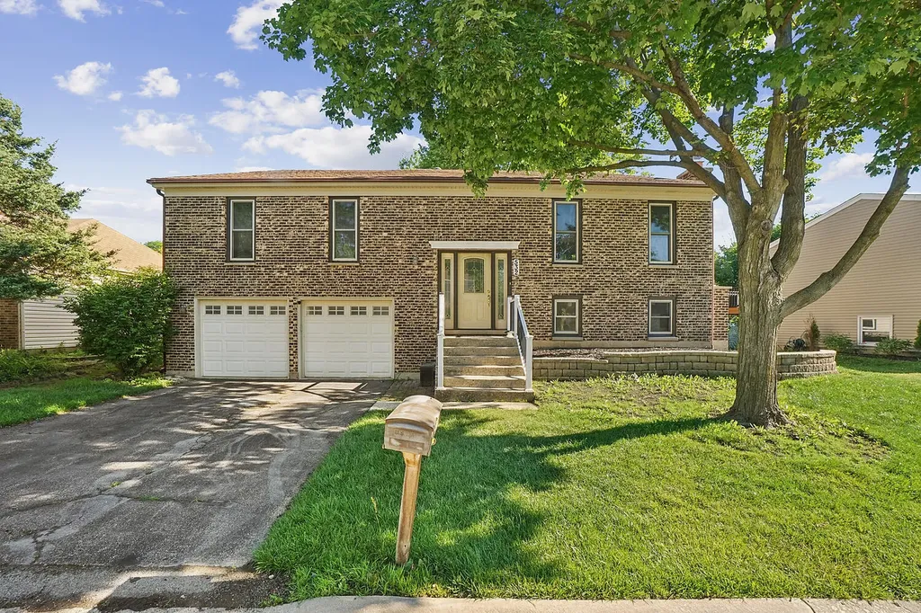 532 Iroquois Trail Carol Stream IL 60188