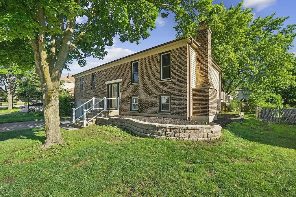 532 Iroquois Trail Carol Stream IL 60188