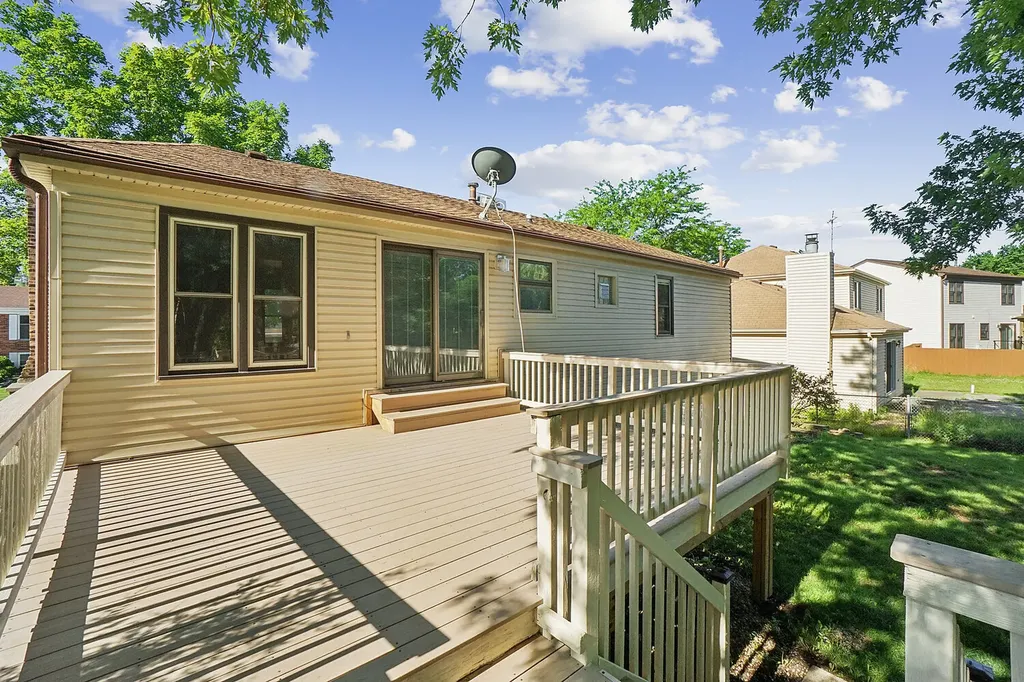 532 Iroquois Trail Carol Stream IL 60188