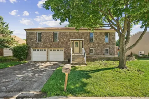 532 Iroquois Trail Carol Stream IL 60188
