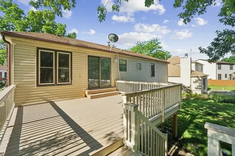 532 Iroquois Trail Carol Stream IL 60188