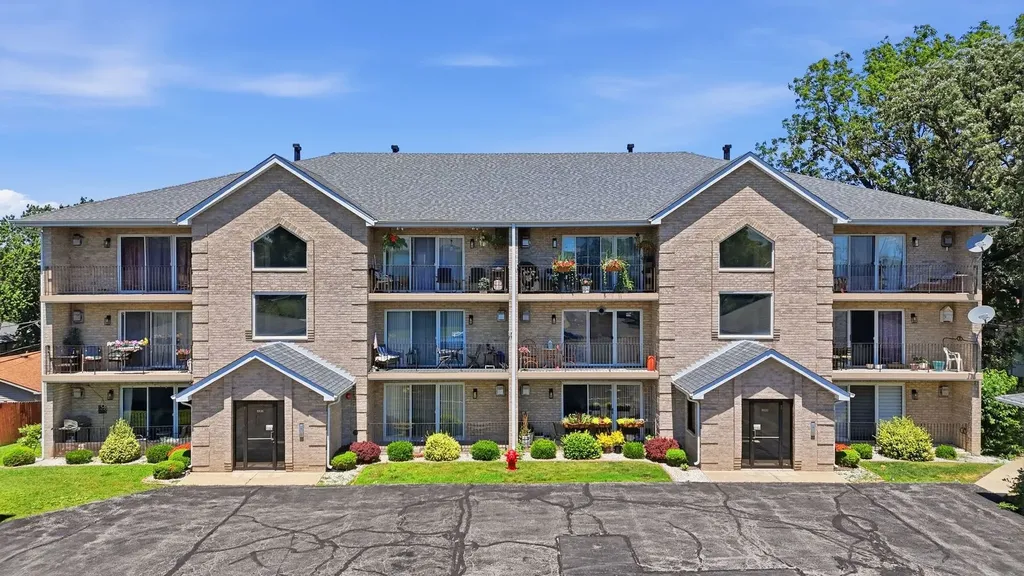 8836 Amelia Court Justice IL 60458