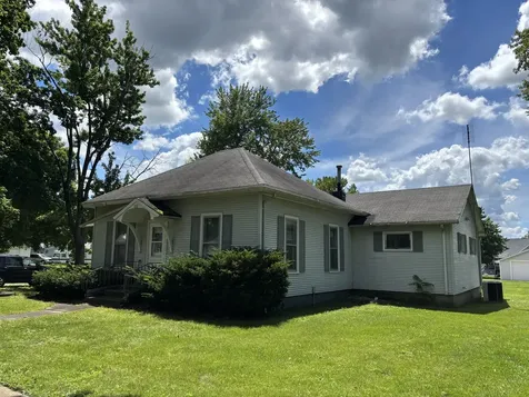 302 North Pine Street Wenona IL 61377