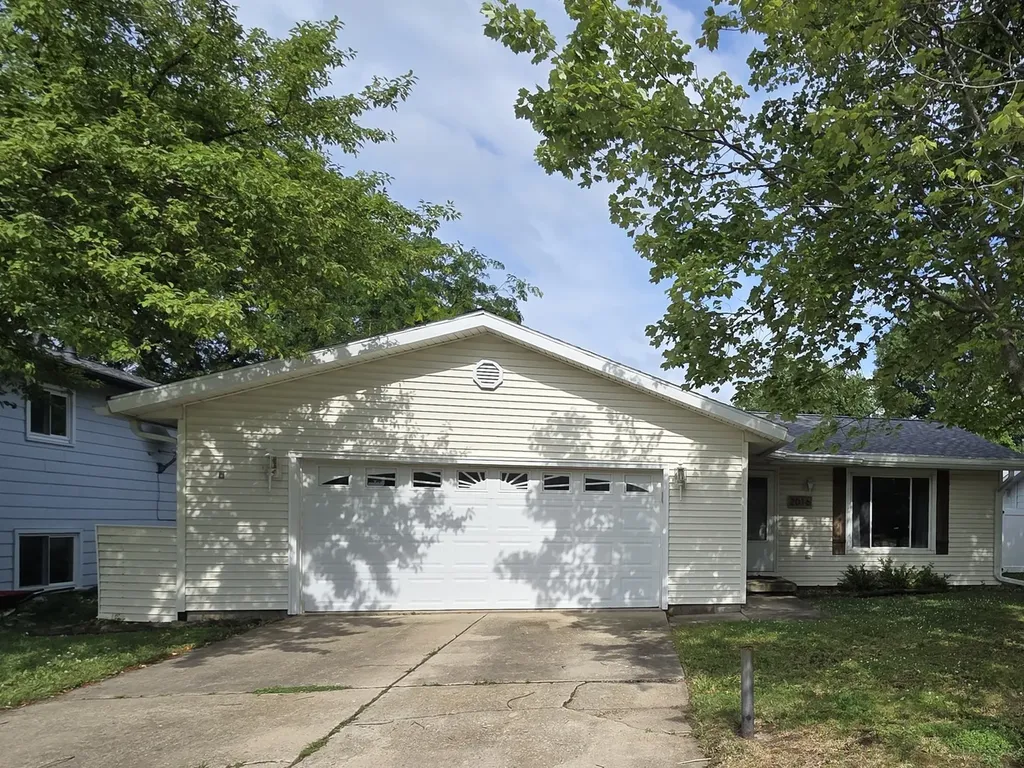 2016 Juniper Lane Bloomington IL 61701