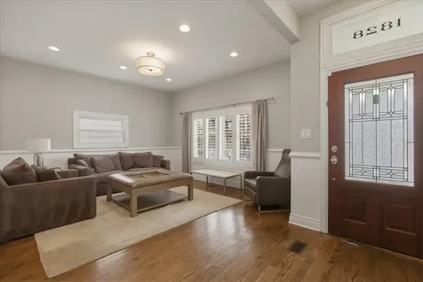 1828 West Berenice Avenue Chicago IL 60613