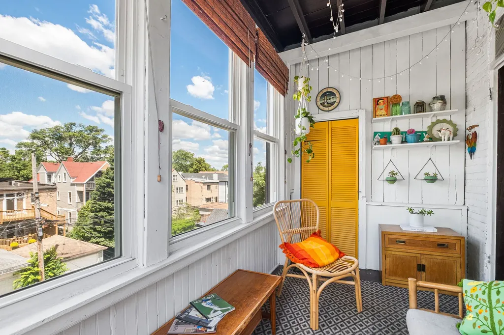 3830 North Leavitt Street Chicago IL 60618