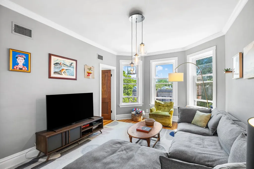 3830 North Leavitt Street Chicago IL 60618
