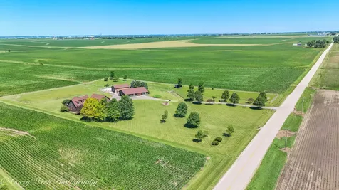 1869 Woodlawn Road Steward IL 60553
