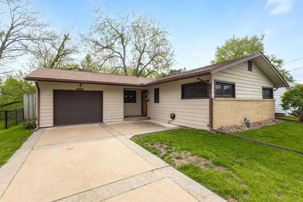 2636 6TH Street East Moline IL 61244