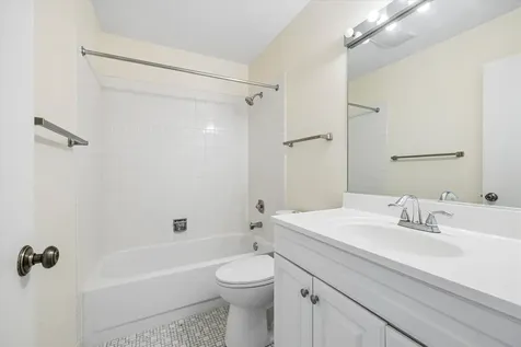 826 Thornton Court Schaumburg IL 60193